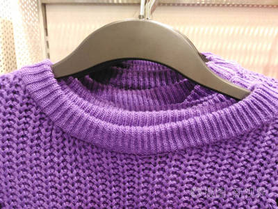 针织服装挂在商场精品店过冬